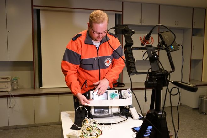 Christian Barkowsky beim Erklären eines Defibrillators